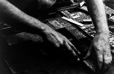 El tipógrafo coloca los tipos en frío de la máquina de linotipia para el periódico Frontiersman de P... de Ted Spiegel