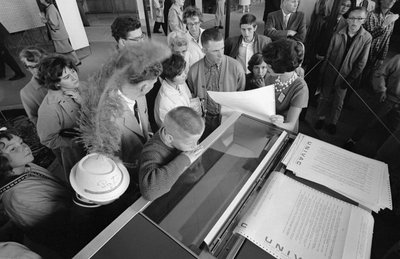 Visitantes de la Feria Mundial de Seattle de 1962 examinan una de las primeras pantallas de ordenadores mainframe UNIVAC. de Ted Spiegel