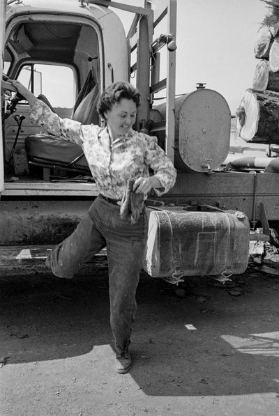 La camionera Mildred Cooper sale de la cabina de su camión maderero de Ted Spiegel