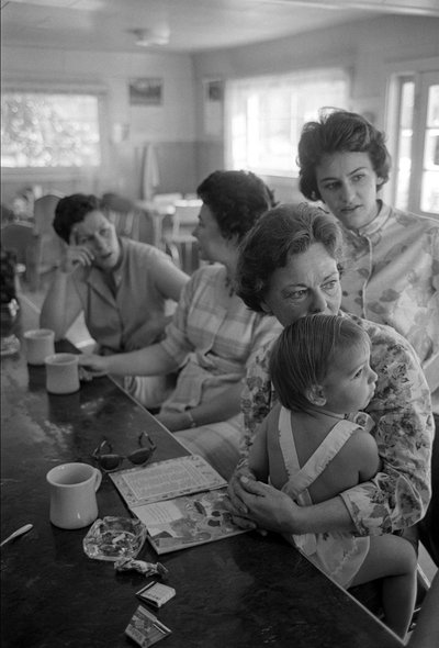 Unas mujeres charlan mientras desayunan en una cafetería de Oregón. de Ted Spiegel