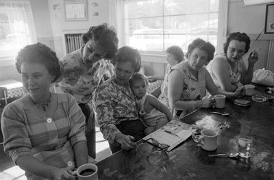 Unas mujeres charlan mientras desayunan en una cafetería de Oregón. de Ted Spiegel
