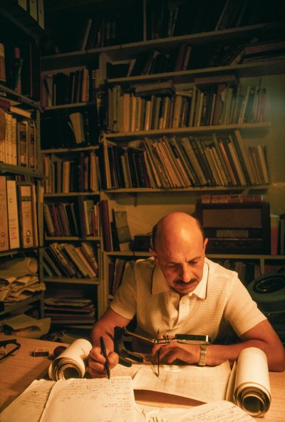 Yigael Yadin, arqueólogo, militar y político israelí, examina una copia del templo... de Ted Spiegel