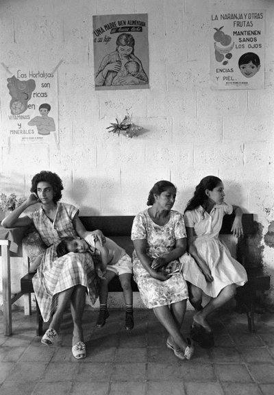 Jóvenes madres ecuatorianas esperan asesoramiento en el buque hospital SS Hope de Ted Spiegel