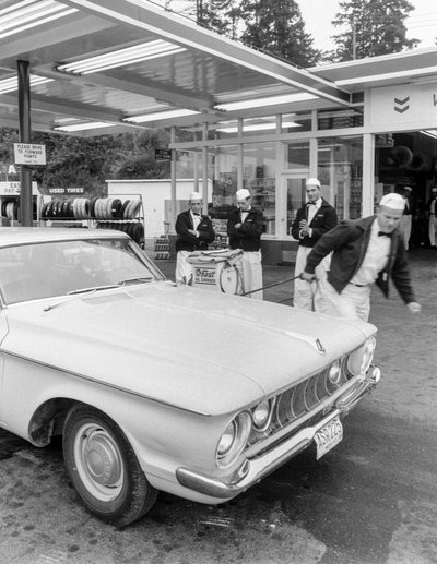 Jóvenes se forman para ser gasolineros en una gasolinera Chevron de Ted Spiegel