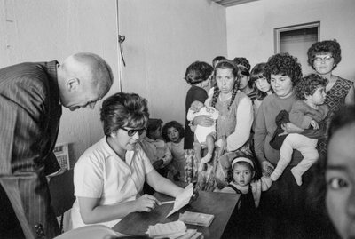 Madres jóvenes con niños y bebés visitan una clínica de Santiago para informarse sobre bi... de Ted Spiegel