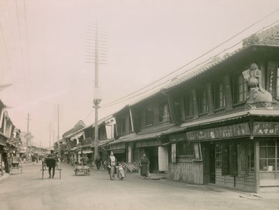 Una calle comercial en el distrito Motomachi de Kobe, hacia 1900 - 1915 (fotografía) de Teijiro Takagi