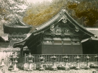 Parte del templo Tosho-Gu llamado Sanjinko en Nikko, circa 1900 - 1915 (fotografía) de Teijiro Takagi