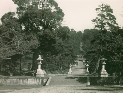 Escalera de piedra que conduce a la tumba de Hideyoshi Toyotomi, Kioto, circa 1900 - 1915 (fotografía) de Teijiro Takagi