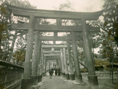 Torii en el santuario Inari de Kioto, hacia 1900 - 1915 (fotografía) de Teijiro Takagi