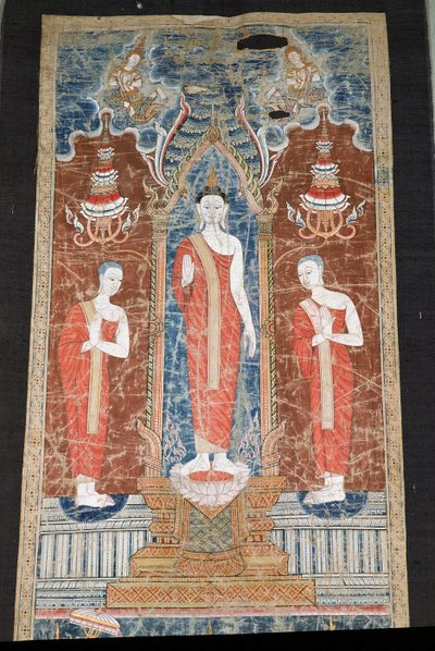Estandarte que representa a Buda de pie con dos discípulos, estilo Ratanakosin de Thai School