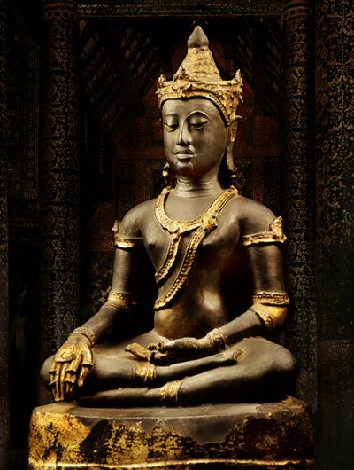 Buda Lanna adornado con insignias de Thai School