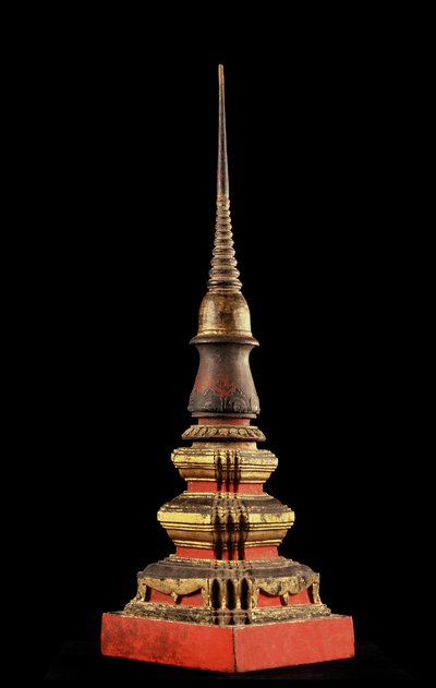 Modelo de un chedi o torre relicario de Thai School