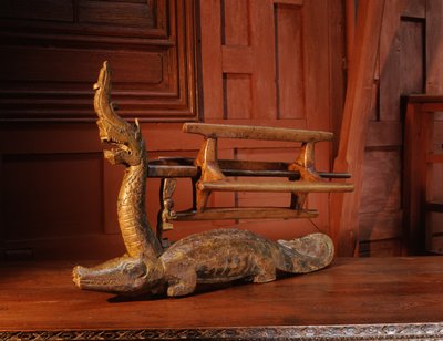 Devanadera en forma de cocodrilo con cabeza de Naga de Thai School