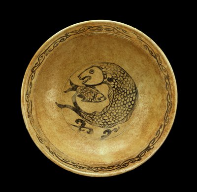 Plato de gres con motivo de pez, período Sukhothai de Thai School