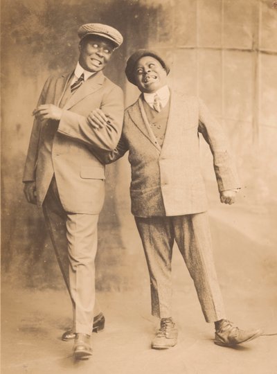 Fotografía de dos hombres enlazando brazos, 1910s-1920s de The Bell Studio