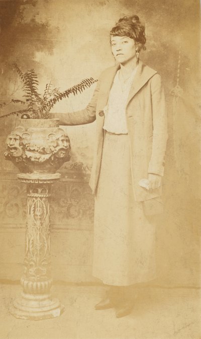 Postal fotográfica de una mujer, 1918-1930 de The Rex Photo Studio