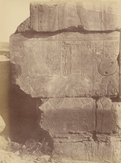 Vista de Cerca de Inscripciones Jeroglíficas y Esculturas, Karnak de Théodule Devéria