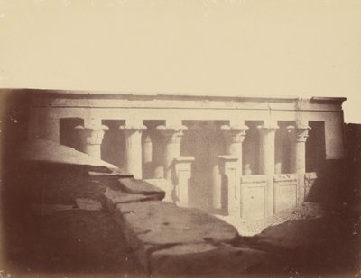 Vista frontal de la sala principal del Templo de Edfu de Théodule Devéria