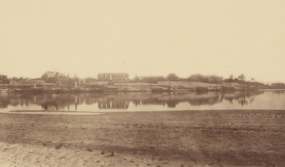 [Vista general de Luxor tomada desde la orilla opuesta] de Théodule Devéria