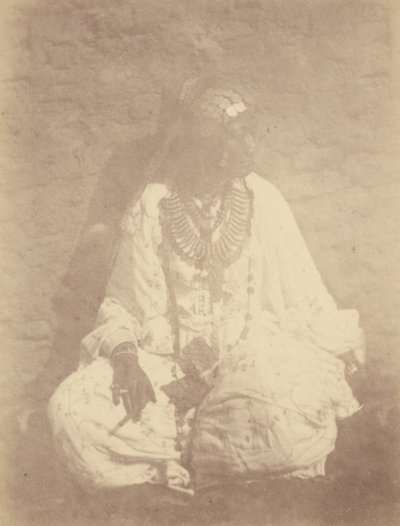 [Retrato de una mujer norteafricana sentada contra la pared]. de Théodule Devéria