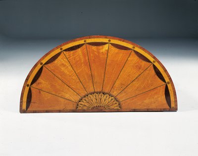 Cómoda semicircular de marquetería George III, c.1760-79 de Thomas (attr.to) Chippendale