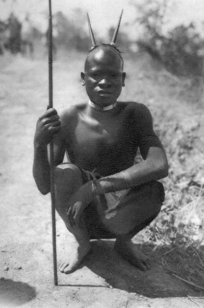 Un niño con cuernos, Abercorn a Tukuyu, Tanganica, 1925-1927 de Thomas A. Glover