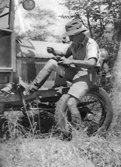 Chaplin Court Treatt, pionero del automovilismo británico, reparando sus zapatos veldtschoen, c1924-c1926 1927 de Thomas A. Glover