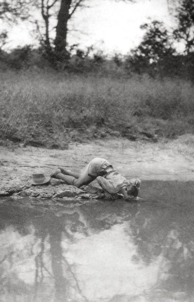 Errol Hinds bebiendo, de Mongalla a Terrakekka, Sudán, 1925-1927 de Thomas A. Glover