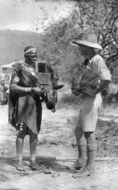 Errol Hinds haciendo un trato con pollos, de Wankie a las Cataratas Victoria, Rhodesia del Sur, 1925. 1927 de Thomas A. Glover