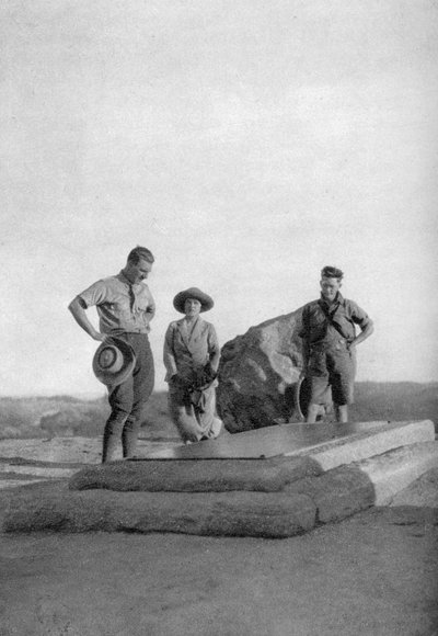 Tumba de Cecil Rhodes, empresario y político británico en África, Rhodesia del Sur, 1924 de Thomas A. Glover