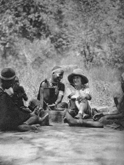 Escuchando el gramófono, Bulawayo a Dett, Rodesia, c1924-c1925, 1927 de Thomas A. Glover