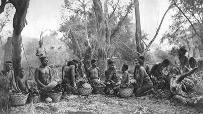 Mujeres nativas con cestas de carne de hipopótamo, Karoo, Sudáfrica, 1924-1927 de Thomas A. Glover