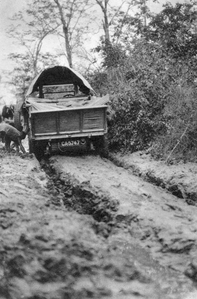 Arando a través del barro, de Bulawayo a Dett, Rhodesia del Sur, c1924-c1925 1927 de Thomas A. Glover
