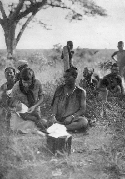 Stella Court Treatt cuidando a un bebé enfermo, Bulawayo a Dett, Rhodesia del Sur, c1924-c1925 1927 de Thomas A. Glover