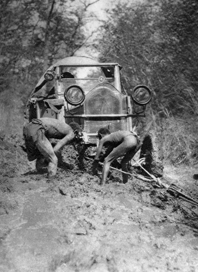 Atascado en el barro, de Bulawayo a Dett, Rhodesia del Sur, c1924-c1925 1927 de Thomas A. Glover