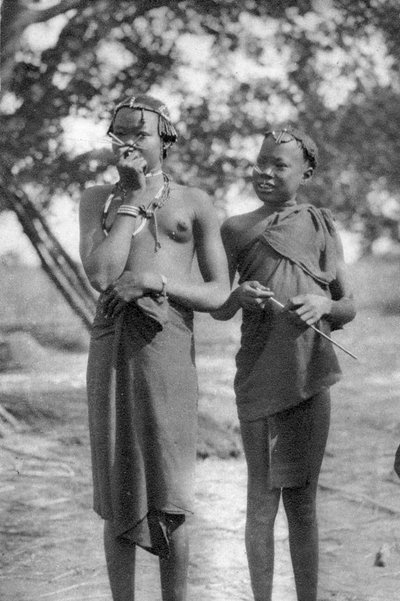 Niñas con palos en la nariz y los labios, de Terrakekka a Aweil, Sudán, 1925-1927 de Thomas A. Glover