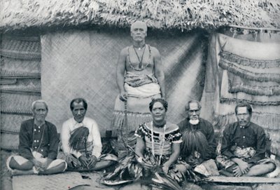 Un grupo de samoanos, incluyendo al conocido rebelde Mataafa Iosefo la figura de pie, 1902 de Thomas Andrew