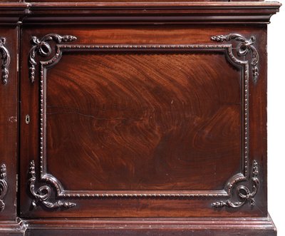 Una librería de frente roto de Jorge III de Thomas Chippendale