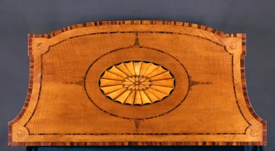 Uno de un par de cómodas George III de Thomas Chippendale