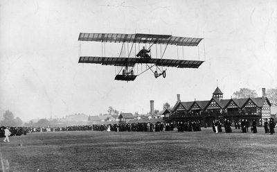Grahame White volando su máquina desde el Club Ranelagh, el mismo año del vuelo de Manchester, 1910 de Thomas E. and Horace Grant Grant