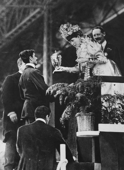 La reina Alexandra entregando una copa especial a Dorando para conmemorar su gran esfuerzo por ganar el maratón olímpico en julio de 1908 de Thomas E. and Horace Grant Grant