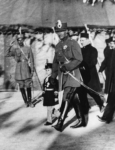 Shah Pahlavi de Persia con su hijo el Príncipe Heredero, abril de 1926 de Thomas E. and Horace Grant Grant