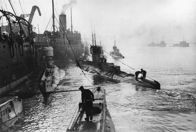 Submarinos saliendo del depósito de barcos en Harwich de Thomas E. and Horace Grant Grant