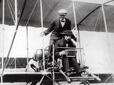Thomas E. Grant con el Sr. Lewis Turner en una máquina voladora para fotografiar el eclipse de Thomas E. and Horace Grant Grant