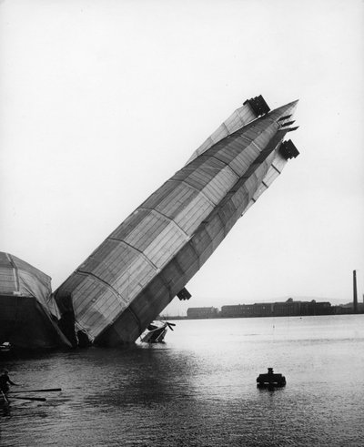 Naufragio del mayor dirigible de Gran Bretaña, The Mayfly, en Barrow de Thomas E. and Horace Grant Grant