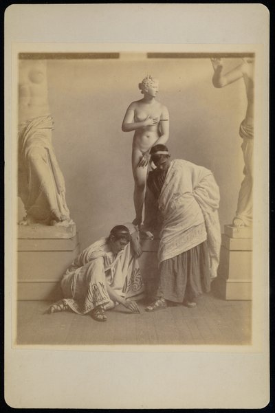 [Dos estudiantes en traje griego ante un molde de Afrodita en la sala de moldes de la Academia de Pensilvania]. de Thomas Eakins