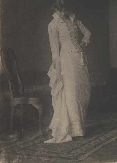 [Mujer con vestido de corpiño blanco en el estudio de Thomas Eakins], 1880s de Thomas Eakins