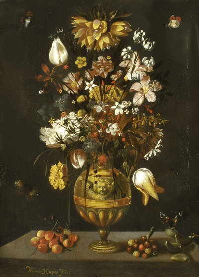 Florero de bronce dorado con cerezas, fresas y almendras sobre una mesa de Thomas Hiepes
