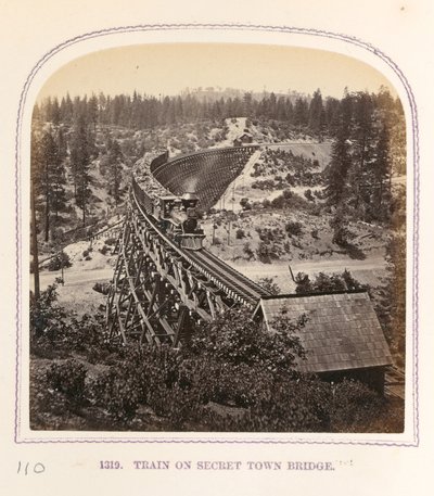 Tren en el puente de Secret Town de Thomas Houseworth