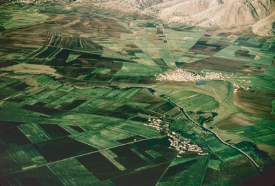 Aérea de campos cultivados en el fértil valle de Al Beqaa, también conocido como valle de Al Biqa, bajo... de Thomas J. Abercrombie